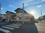 北側は６ｍ、東側は歩道のあるゆとりのある道路に面しています。