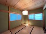 客間としてもちょうど良い和室６帖。暖色の照明が良い雰囲気を演出。
