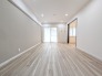 大きな開口部から明るい光が差し込むリビング。日中の室内の明るさがこの部屋の魅力です。

