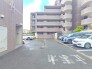 マンションの敷地内に駐車場あり！
