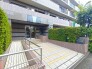 建物も植栽も、管理人さんによって綺麗に整備されております。
