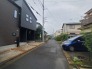 戸建てが立ち並ぶ静かな住宅街。四季折々の移り変わりを感じながら自然と楽しみ、暮らす、そんな毎日を日々の中で感じられる住環境
