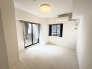どんな家具にでも相性が良い清潔感ある白色調のクロスを採用。主張しすぎない配色、耐久性にも優れた床材は日々のメンテナンスも楽に、快適に過ごして頂けるよう考えられています。
