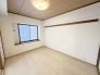 大きな開口部から明るい光が差し込む、日中の室内の明るさがこの部屋の魅力です。
