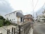 落ち着いた色合いの外観が周囲の街並みに自然と馴染む住まいです
