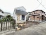 空に向かってすっきりと伸びる三角屋根が心地よい開放感を演出しています
