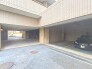 マンションの敷地内に駐車場あり！