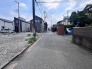 1号棟 前面道路は広く、駐車がしやすいです。