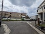 戸建てが立ち並ぶ静かな住宅街。四季折々の移り変わりを感じながら自然と楽しみ、暮らす、そんな毎日を日々の中で感じられる住環境
