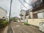 前面道路は通り抜けができないため、交通量が少なく静かな住環境です。
