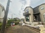 向かいは集合住宅になっております。