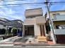 落ち着いた色合いの外壁が上品な街並みに溶け込む佇まい
