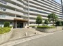 ゆとりある敷地に堂々とした佇まいを見せる端正なファサードです
