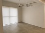 大きな開口部から明るい光が差し込む、日中の室内の明るさがこの部屋の魅力です。

