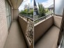 陽ざしが差込む明るいバルコニー。奥行きのあるバルコニーはお洗濯時に助かります。
