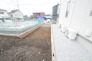 2号棟 戸建てが立ち並ぶ静かな住宅街。四季折々の移り変わりを感じながら自然と楽しみ、暮らす、そんな毎日を日々の中で感じられる住環境
