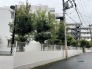白い外壁と豊かな緑が調和する、清潔感のある落ち着いた街並み
