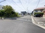 2号地 6m幅員の道路に面しておりお車の運転が苦手な方でも安心して出入りいただけます。

