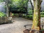 メインエントランスに続く豊かな緑に包まれたアプローチは日常の喧騒を忘れさせ、心地よい静けさと満ち足りた時間を演出します
