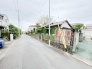 目の前の道路は車通りも少なく閑静な住環境です。