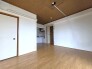 家族団欒のリビング。陽光差し込む食卓には家族の会話とスマイルが溢れます。いつまでもここで食卓を囲みたくなる、そう感じさせてくれるスペース。
