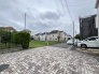 戸建てが立ち並ぶ静かな住宅街。四季折々の移り変わりを感じながら自然と楽しみ、暮らす、そんな毎日を日々の中で感じられる住環境
