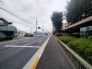 ゆとりある幅員が確保された前面道路は歩道がしっかりと整備されており毎日のスムーズな移動を心地よくサポートしてくれます
