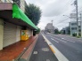 ゆとりある幅員が確保された前面道路は歩道がしっかりと整備されており毎日のスムーズな移動を心地よくサポートしてくれます