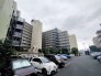 ゆとりある敷地に整備された駐車場を備え、日々の暮らしに心地よい利便性と安心感をもたらす佇まいです
