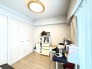 今からここを誰のお部屋にしようか、そんな洋室。大きさは5帖です。