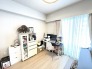 大きな開口部から明るい光が差し込む、日中の室内の明るさがこの部屋の魅力です。
