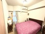 今からここを誰のお部屋にしようか、そんな洋室。大きさは6帖です。
