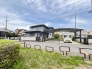 空と建物が織りなす穏やかな色彩、そして広々とした敷地が、ゆったりとした日常を予感させる住まいです

