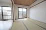 大きな開口部から明るい光が差し込む、日中の室内の明るさがこの部屋の魅力です。
