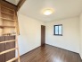 大きな開口部から明るい光が差し込む、日中の室内の明るさがこの部屋の魅力です。
