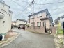 戸建てが立ち並ぶ静かな住宅街。四季折々の移り変わりを感じながら自然と楽しみ、暮らす、そんな毎日を日々の中で感じられる住環境

