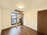 今からここを誰のお部屋にしようか、そんな洋室。大きさは6帖です。
