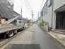 B号棟 前面道路は広く、駐車がしやすいです。駐車スペース2台分ございます。
