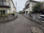 戸建てが立ち並ぶ静かな住宅街。四季折々の移り変わりを感じながら自然と楽しみ、暮らす、そんな毎日を日々の中で感じられる住環境
