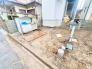 2号棟 前面道路は広く、駐車がしやすいです。駐車スペース2台分ございます。
