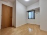 今からここを誰のお部屋にしようか、そんな洋室。大きさは5.1帖です。
