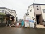 通りから一本入った閑静な住宅街です。
所沢駅までのバス便も豊富にございます。