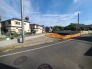 戸建てが立ち並ぶ静かな住宅街。四季折々の移り変わりを感じながら自然と楽しみ、暮らす、そんな毎日を日々の中で感じられる住環境
