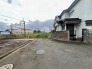 1号棟 前面道路は通り抜けができないため、交通量が少なく静かな住環境です。
