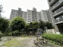 戸建てが立ち並ぶ静かな住宅街。四季折々の移り変わりを感じながら自然と楽しみ、暮らす、そんな毎日を日々の中で感じられる住環境
