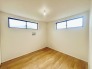 大きな開口部から明るい光が差し込む、日中の室内の明るさがこの部屋の魅力です。

