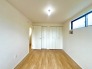 大きな開口部から明るい光が差し込む、日中の室内の明るさがこの部屋の魅力です。
