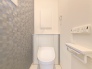 ダブルホルダーと収納スペースを配した２Ｆトイレ。
トイレは１階と２階にそれぞれ設置されております。