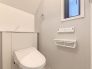 ダブルホルダーと収納スペースを配した１Ｆトイレ。
トイレは１階と２階にそれぞれ設置されております。