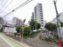 南側のお部屋から出入りできる、奥行きのあるワイドバルコニー。心地よい陽射しと暖かな風を楽しむことが出来ます。
